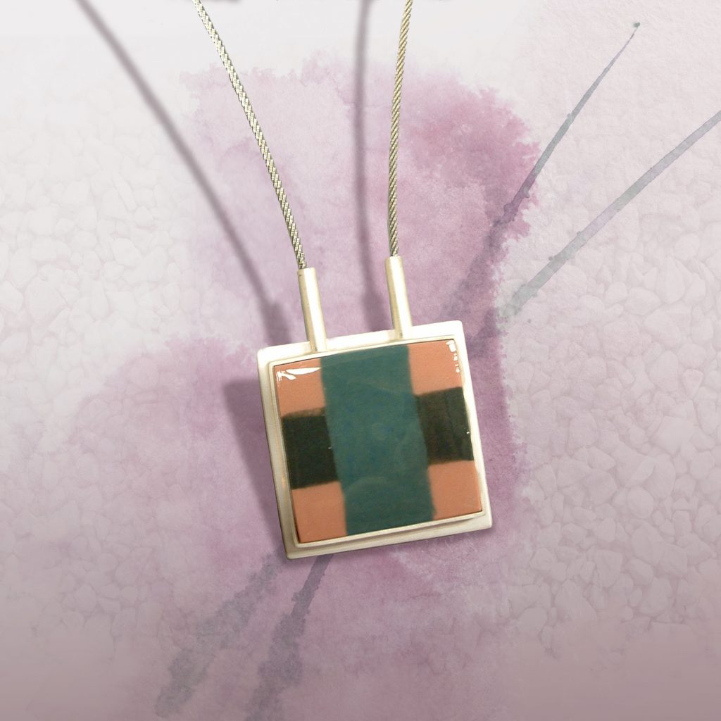 Kette-Porzellan_Kreuz_rosa_grün