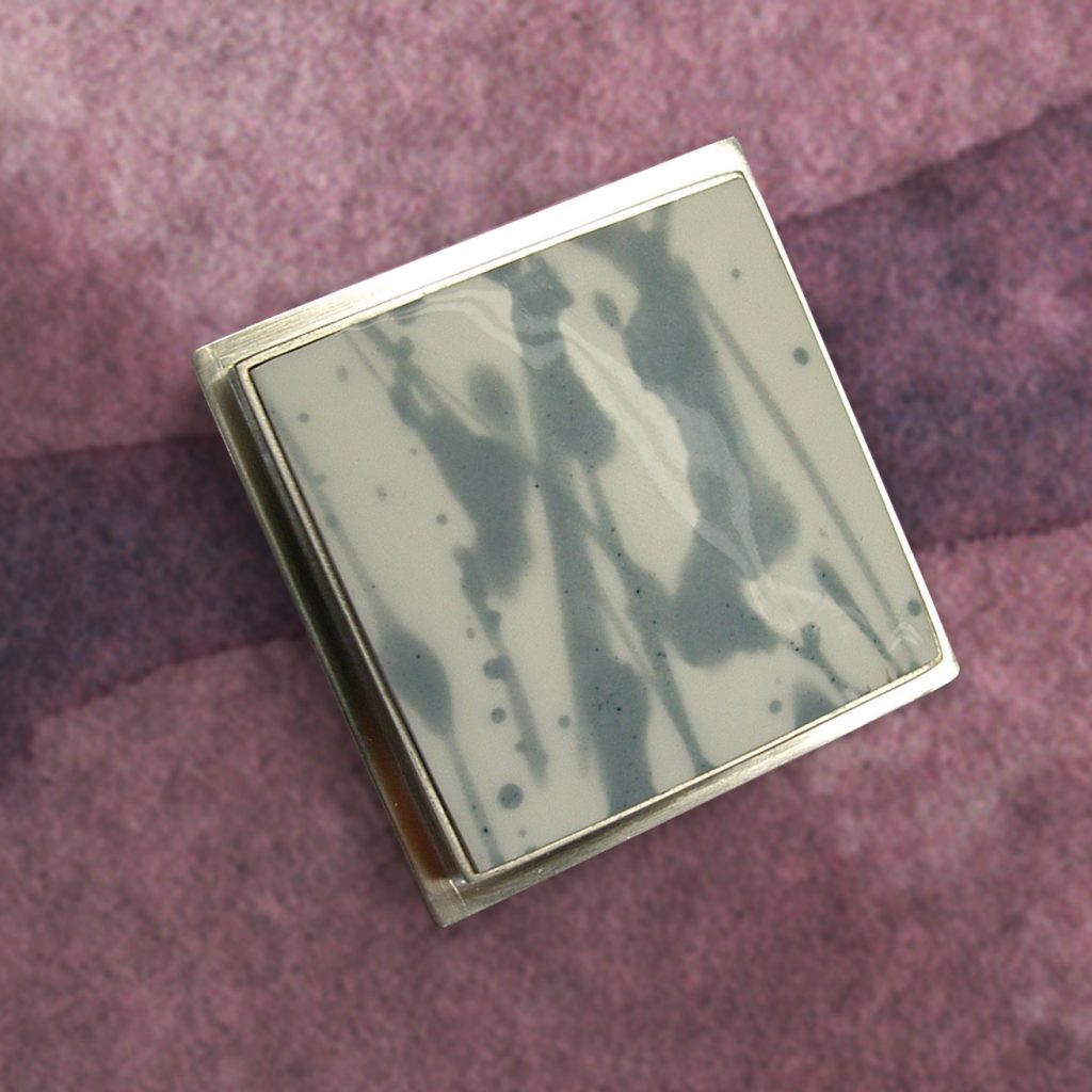 Brosche Silber Porzellan Quadrat weißgrau abstrakt