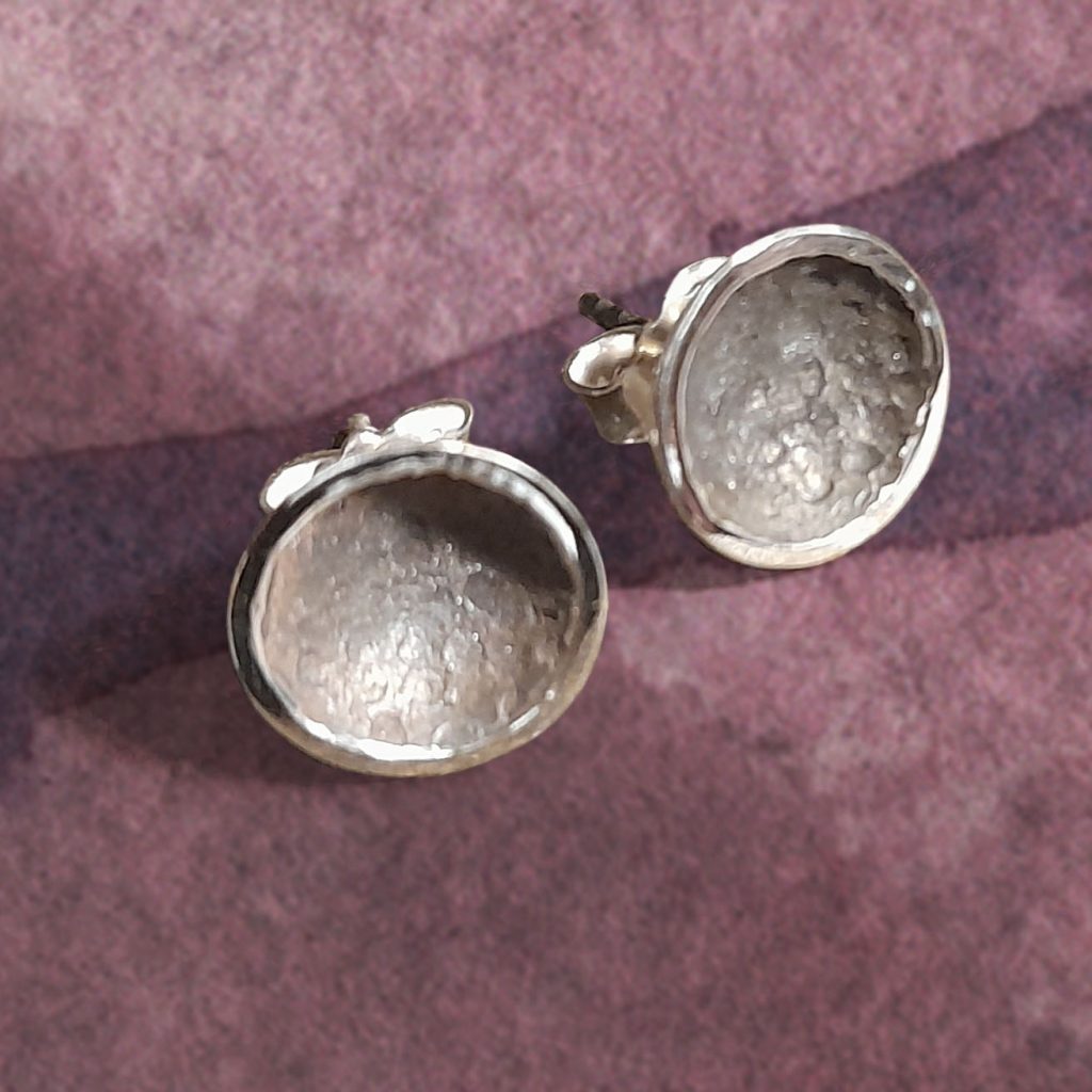 Ohrstecker_rund klein gehämmert geschwärzt