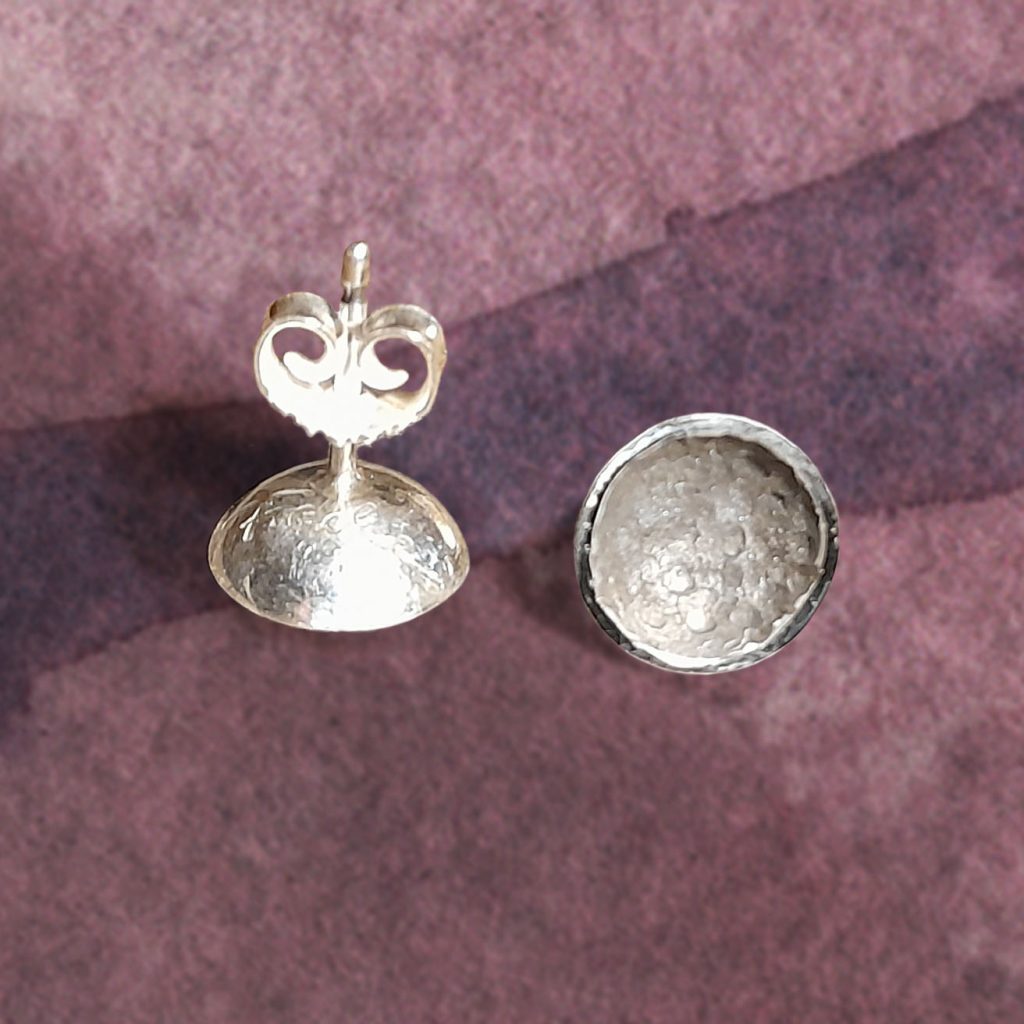 Ohrstecker_rund klein gehämmert geschwärzt