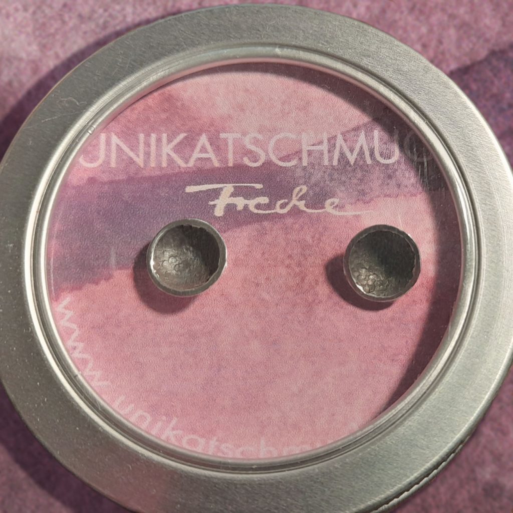 Ohrstecker_rund klein gehämmert geschwärzt in Dose