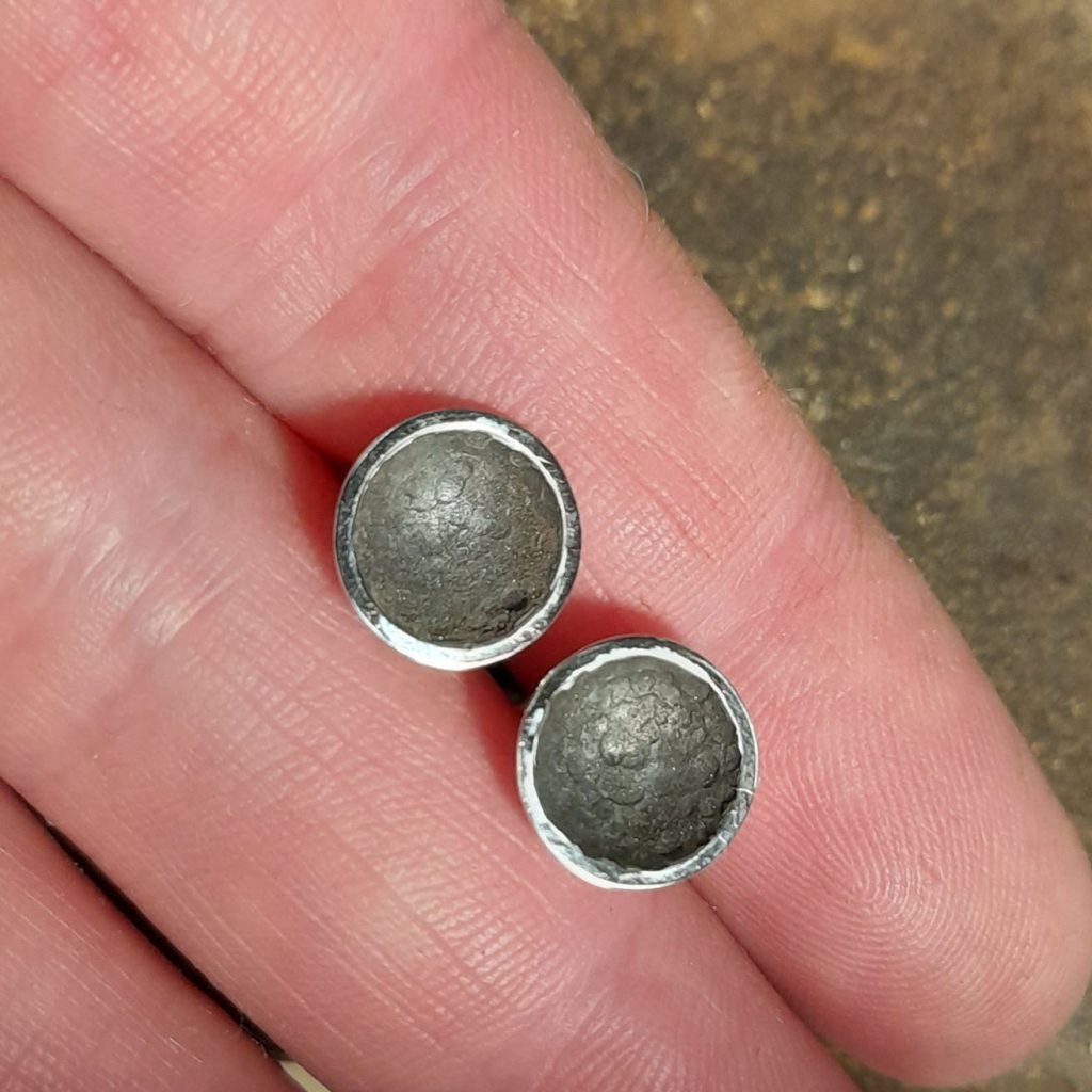 Ohrstecker_rund klein gehämmert geschwärzt