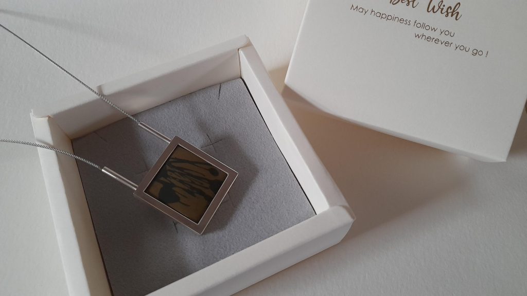 Kette Silber Quadrat Porzellan braun Schwarz abstrakt