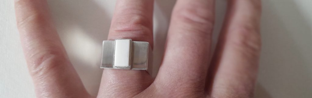 Ring Bein Quadrat Hand