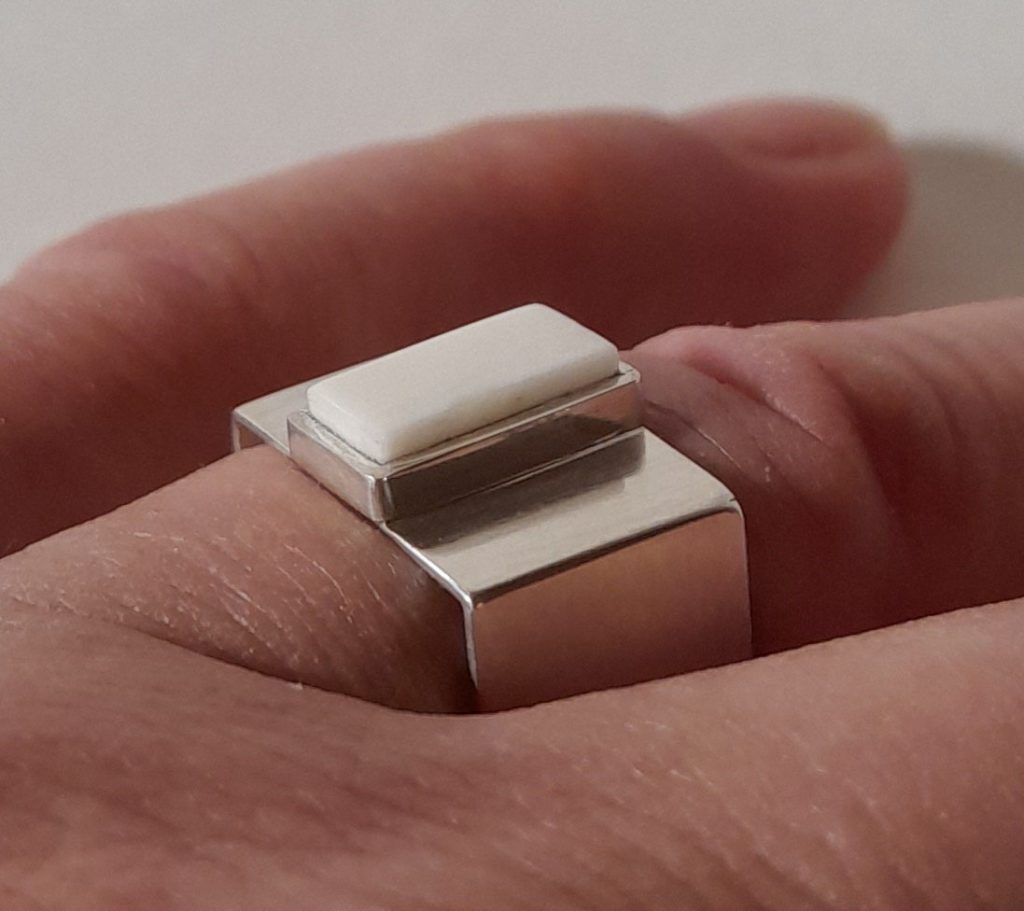 Ring Bein Quadrat Hand