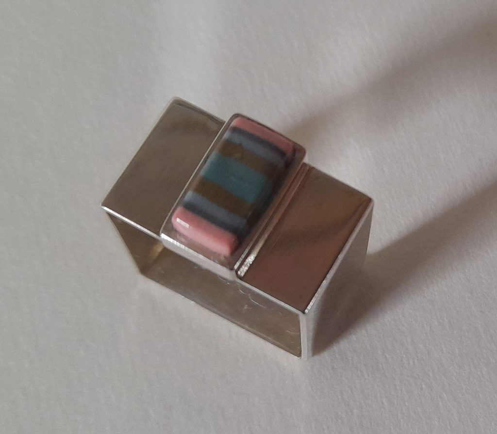 Ring Porzellan grün rosa gestreift eckig