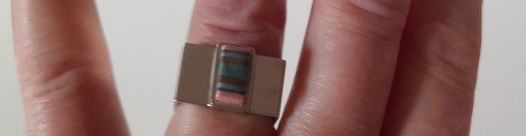 Ring Quadrat Porzellan grün rosa gestreift eckig Hand