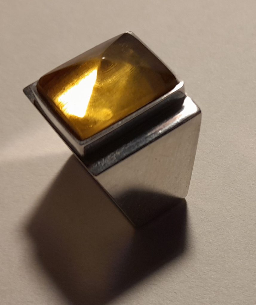 Ring Bernstein Schräg eckig Pyramide