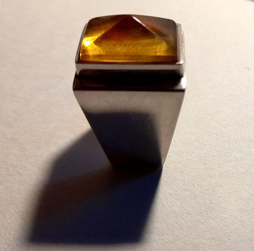 Ring Bernstein Schräg eckig Pyramide